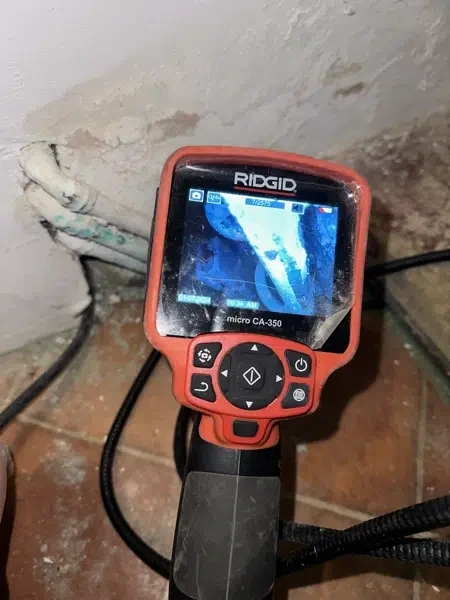 내시경 카메라로 내부를 확인하는 장면