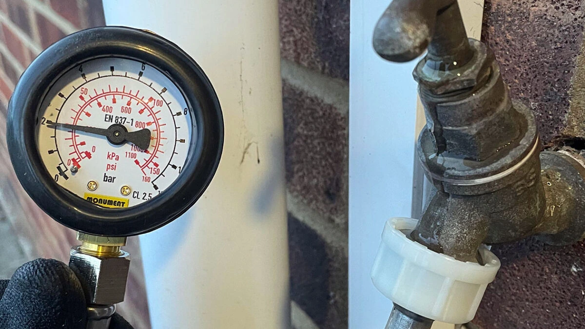 배관 압력 테스트로 상태를 점검하는 장면